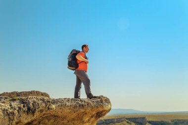 Dağın tepesinde bir sırt çantası ile turizm.