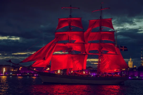 Brig with scarlet sails on the river Neva. — Stock Photo, Image