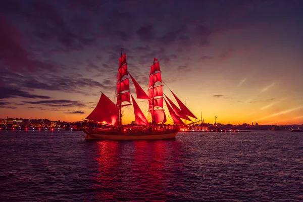 Ship with scarlet sails in the river Neva. — Stock Photo, Image