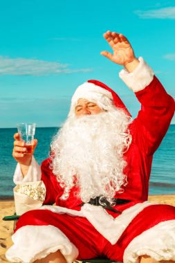 Noel Baba sahil üzerinde dinleniyor.