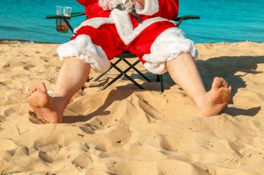 Noel Baba sahil üzerinde dinleniyor.