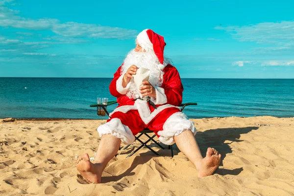 Noel Baba sahil üzerinde dinleniyor.