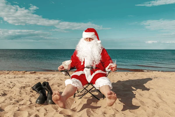 Noel Baba sahilde dinleniyor.