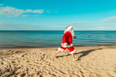 Noel Baba plaj boyunca çalışır. 