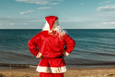 Noel Baba sahilde duruyor. 