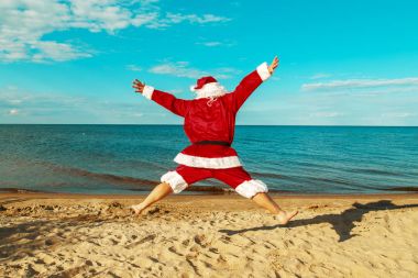 Noel Baba sahilde atlar.