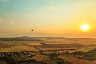 Gün batımında şaşırtıcı Kırım manzara. 