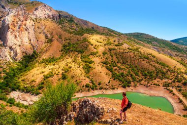 Dağın tepesinde bir turist.