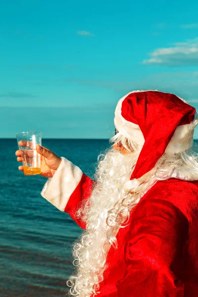 Noel Baba sahilde duruyor. 