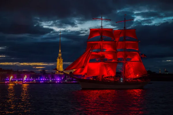 Brig with scarlet sails on the river Neva. — Stock Photo, Image