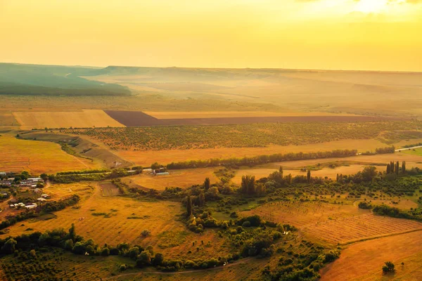 Gün batımında şaşırtıcı Kırım manzara. 