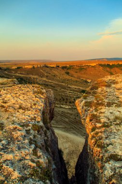 Gün batımında şaşırtıcı Kırım manzara. 