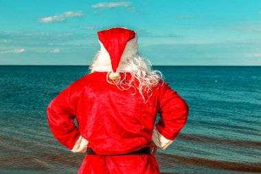 Noel Baba sahilde duruyor. 