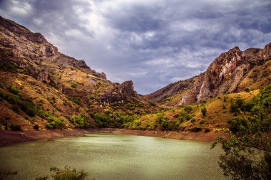 Bir dağ gölü ile muhteşem manzara.