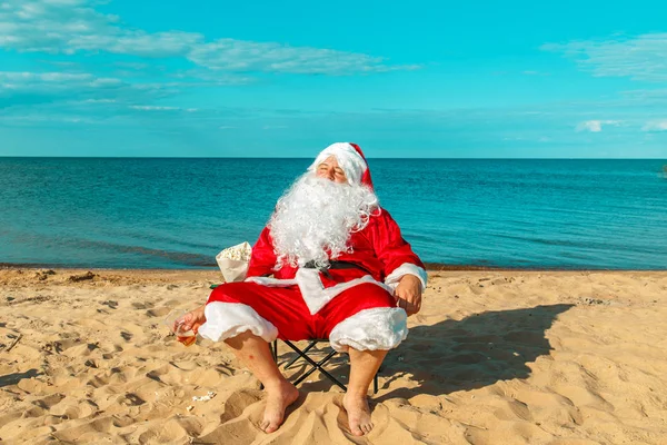 Noel Baba sahilde dinleniyor.