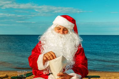 Noel Baba sahilde dinleniyor.