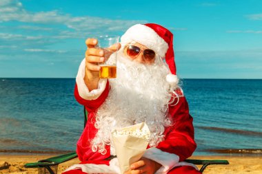 Noel Baba sahilde dinleniyor.