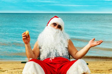 Noel Baba sahilde bir hamburger yemek. 