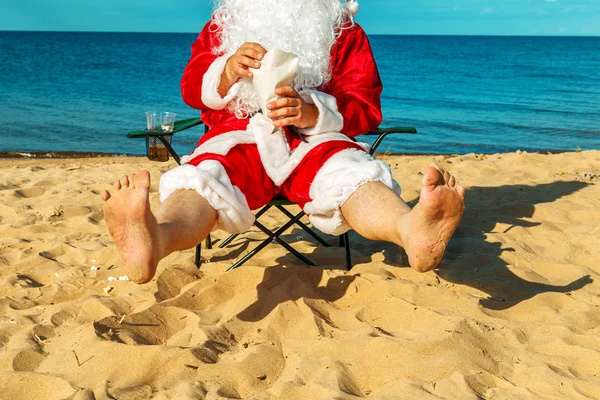 산타 클로스는 해변에서 휴식. — 스톡 사진