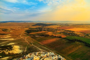 Gün batımında şaşırtıcı Kırım manzara. 