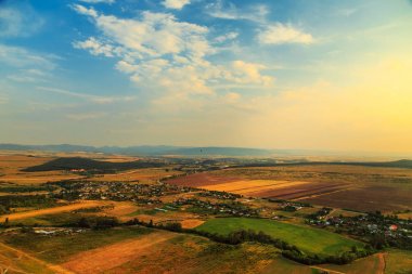 Gün batımında şaşırtıcı Kırım manzara. 