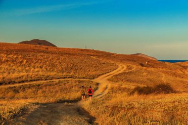 Tepeler arasında iki turist yürüyüş.