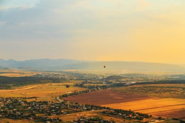 Gün batımında şaşırtıcı Kırım manzara. 