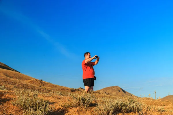 Turistik yürüyüş tepeler arasında.