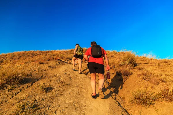 丘を渡る 2 つの観光客. — ストック写真