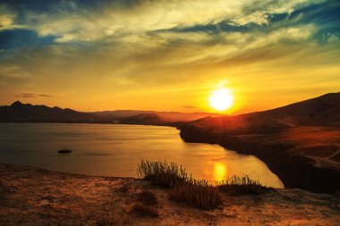 Koktebel doğal görünümünü. Günbatımı. 