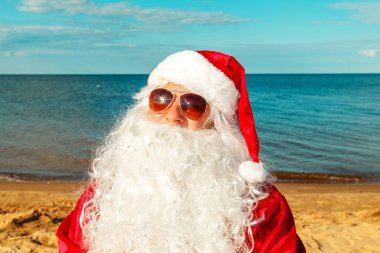 Noel Baba sahilde dinleniyor.