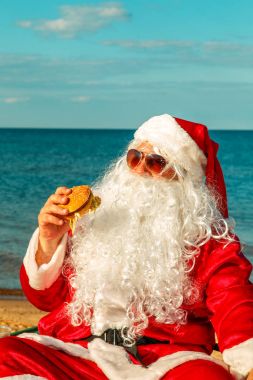 Noel Baba sahilde bir hamburger yemek. 