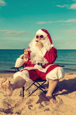 Noel Baba sahilde dinleniyor.