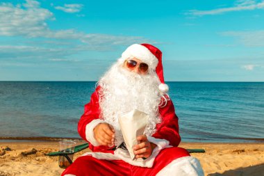 Noel Baba sahilde dinleniyor.