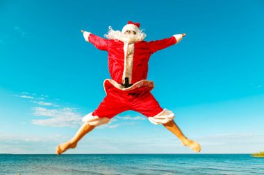 Noel Baba sahilde atlar.