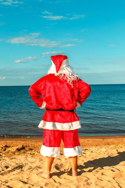 Noel Baba sahilde duruyor. 