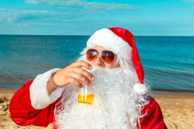 Noel Baba sahilde dinleniyor.