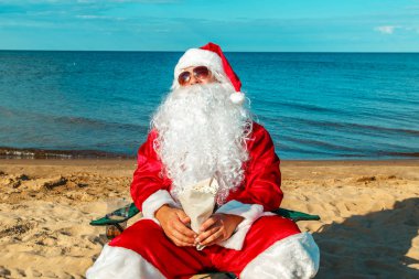 Noel Baba sahilde dinleniyor.