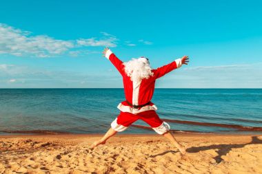 Noel Baba sahilde atlar.