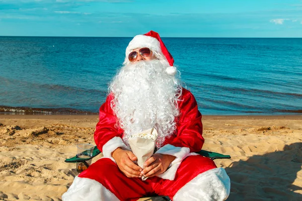 Noel Baba sahilde dinleniyor.