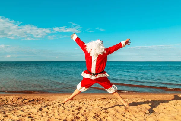 Noel Baba sahilde atlar.