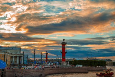 Beyaz geceler sırasında Vasilievsky adasında rostral sütunlar. 