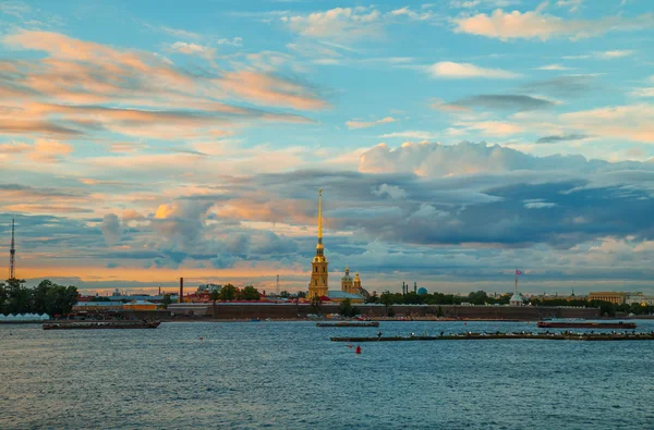 Ночной вид Петропавловского собора . — стоковое фото