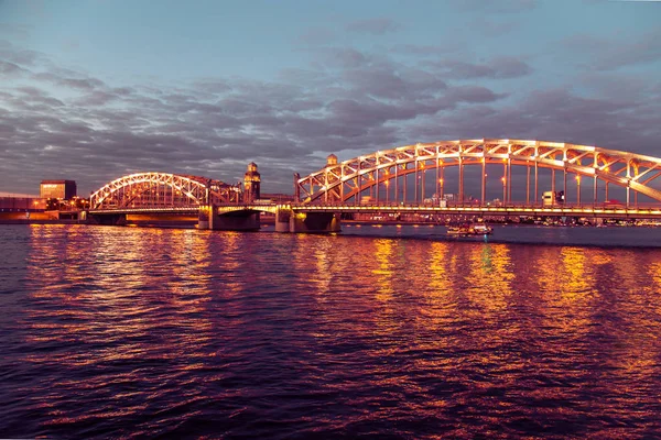 Night view of the Bolsheokhtinsky Bridge. — Stock Photo, Image