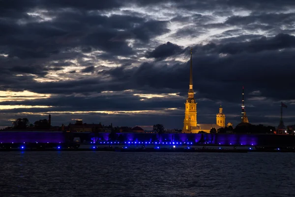 Peter ve Paul Katedrali gece görünümü.
