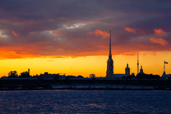 Peter ve Paul Katedrali gece görünümü.