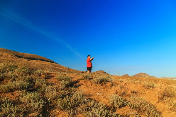 Turistik yürüyüş tepeler arasında.