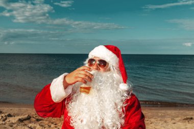 Noel Baba sahilde dinleniyor.