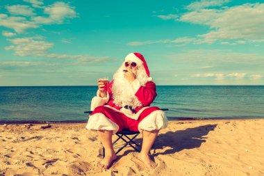 Noel Baba sahilde dinleniyor.