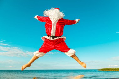 Noel Baba sahilde atlar.